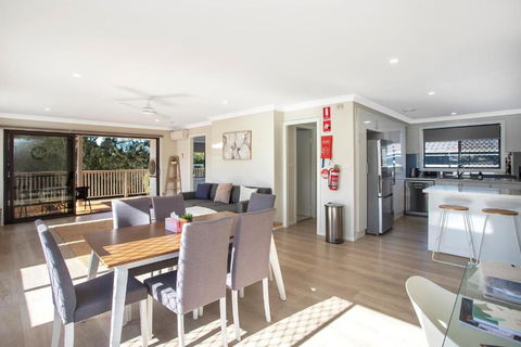 Renovated Coastal Getaway With Water Views - Holiday Cairns 3