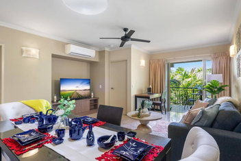 Resort Splendor - Top Floor Apartment In Cairns One with Holiday Cairns