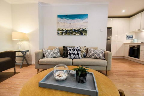Resort-style Coastal Living With Balcony & Pool - Holiday Cairns 0