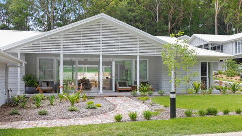 Resort Style Living With Pool, Tennis Court And Beach - Holiday Cairns 3