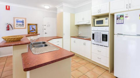 Resort Style Unit Across From The Water - Holiday Cairns 3