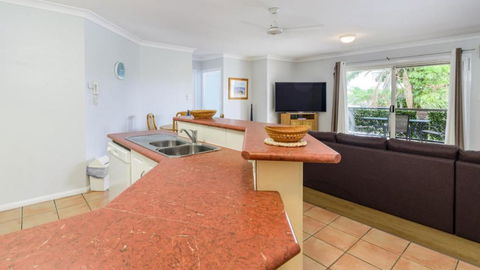 Resort Style Unit Across From The Water - Holiday Cairns 2