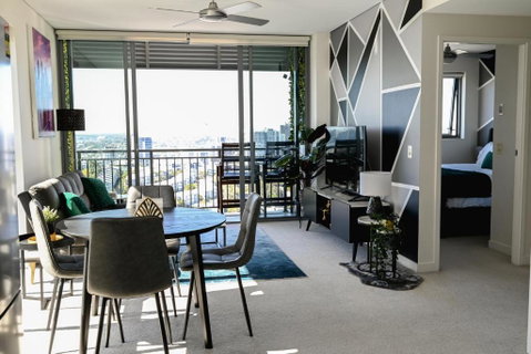 River View Apartment In Brisbane With Parking - Holiday Cairns 1