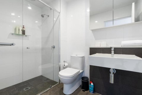 Roomy 2BR 2BA City-Centre Apt - Holiday Cairns 3