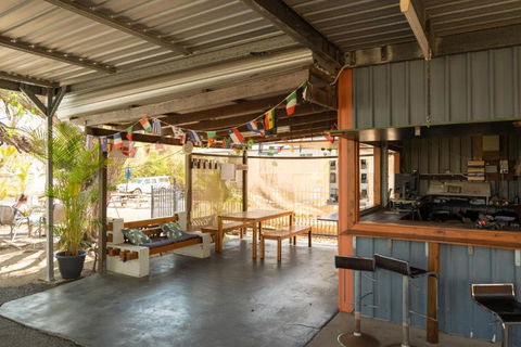 Rockhampton Backpackers - Holiday Cairns 1