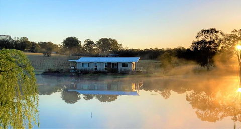 Romantic Lakehouse Set In A Private Vineyard In The Hunter Valley - Holiday Cairns 1