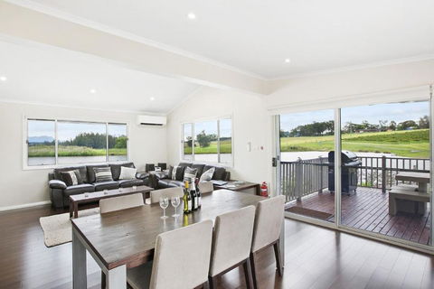 Romantic Lakehouse Set In A Private Vineyard In The Hunter Valley - Holiday Cairns 2