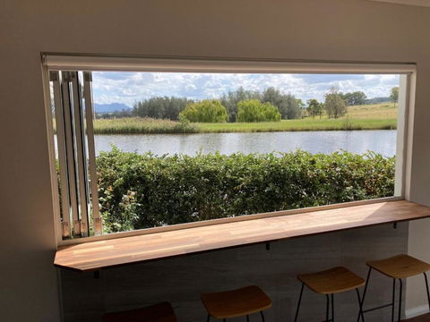 Romantic Lakehouse Set In A Private Vineyard In The Hunter Valley - Holiday Cairns 3