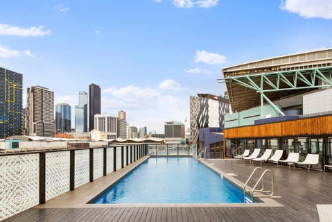 Rooftop Pool 2BR Apt At Marvel Stadium With Free Parking - Holiday Cairns 3