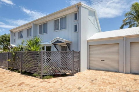 Rosella Rise! - Holiday Cairns 0