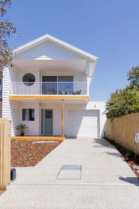 Rosewood Retreat New Luxury Home - Holiday Cairns 1