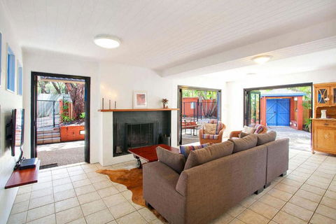 Ross Cres Spacious Private Beach House - Holiday Cairns 1