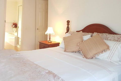 Roxy - A Spacious Cosy Getaway - Near Mel Airport - Holiday Cairns 0