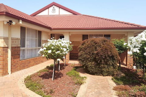 Roxy - A Spacious Cosy Getaway - Near Mel Airport - Holiday Cairns 1