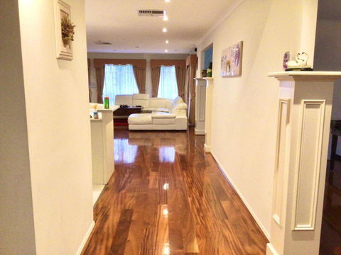 Roxy - A Spacious Cosy Getaway - Near Mel Airport - Holiday Cairns 3