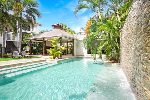 Royal Pavilions 8 - Holiday Cairns 0