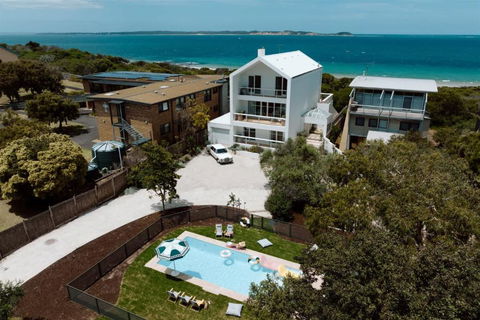 Sagres Queenscliff - Luxury House By The Beach - Holiday Cairns 1