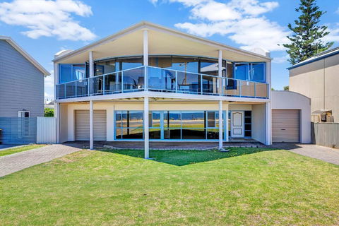 Sail Away - Aldinga Beach - C21 SouthCoast Holidays - Holiday Cairns 1