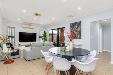 Saint James Hidden Gem! - Holiday Cairns 0