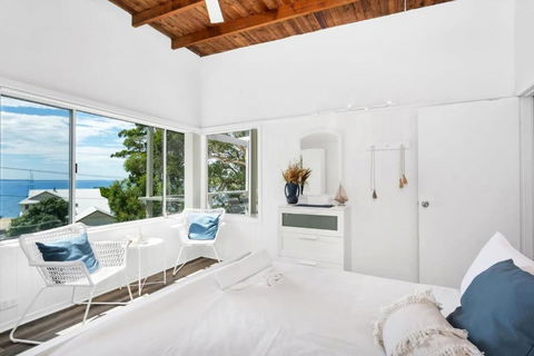 Sally Beach House With Ocean Views - Holiday Cairns 1