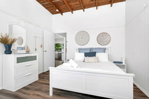 Sally Beach House With Ocean Views - Holiday Cairns 2