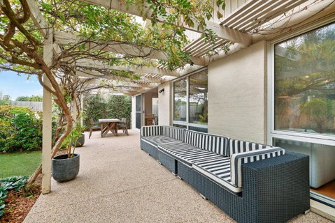 Salt Air Hideaway With Lush Backyard - Holiday Cairns 2