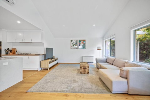 Salt Air Hideaway With Lush Backyard - Holiday Cairns 3