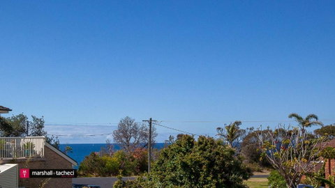 Salt Water Villa Bermagui Four Bedroom Central Location With Wifi - Holiday Cairns 1