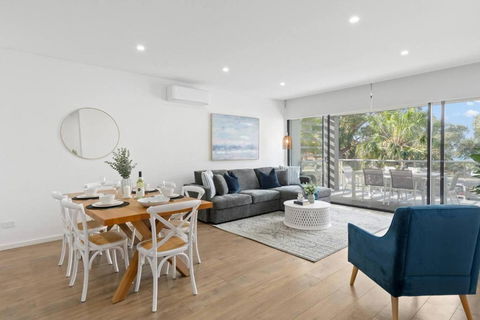 Saltwater Escape - Contemporary Seaside Stunner - Holiday Cairns 0