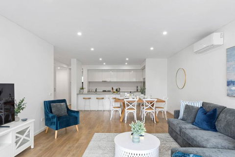 Saltwater Escape - Contemporary Seaside Stunner - Holiday Cairns 1