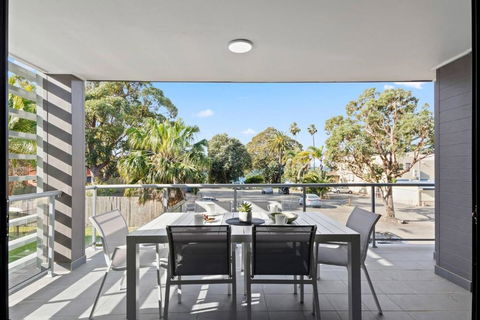 Saltwater Escape - Contemporary Seaside Stunner - Holiday Cairns 3