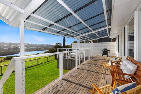 SALTWATER HOUSE - Opposite The Beach And Views Over The Lake! - Holiday Cairns 1