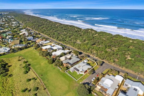 SALTWATER HOUSE - Opposite The Beach And Views Over The Lake! - Holiday Cairns 0