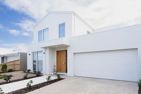 Saltwater Lux, 4 Bdrm, 3 Bath, Golf, Weddings, Beaches, Adventure Park - Holiday Cairns 0