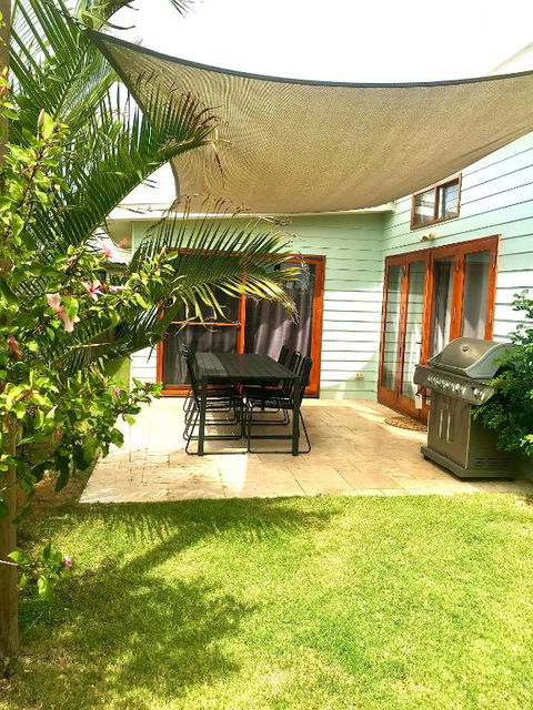 Salty Blue Beach House - Holiday Cairns 0