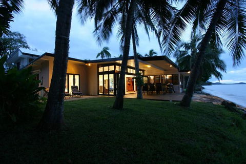 Sandcastle Retreat - Absolute Cairns Beachfront - Holiday Cairns 2