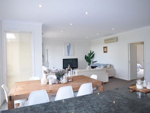 Sandpiper 3 - Close To Town And Beach - Holiday Cairns 0