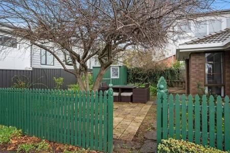 Sandy Bay Cozy Cottage Close To CBD - Holiday Cairns 3