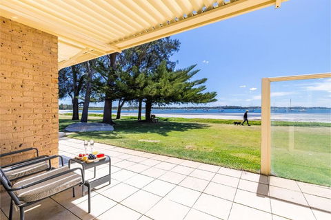 Sandy Beach House Corlette Unit 1 Waterfront WI-FI Aircon - Holiday Cairns 2