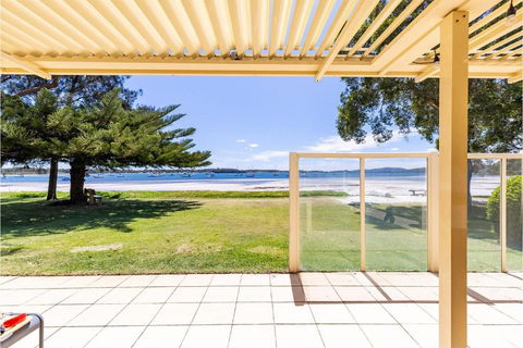 Sandy Beach House Corlette Unit 1 Waterfront WI-FI Aircon - Holiday Cairns 1