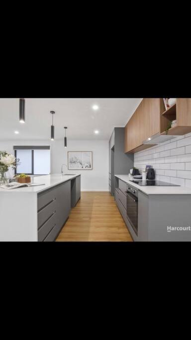 Spacious House Close To Hobart CBD WiFi And New Sony QLED Smart TV - Holiday Cairns 0