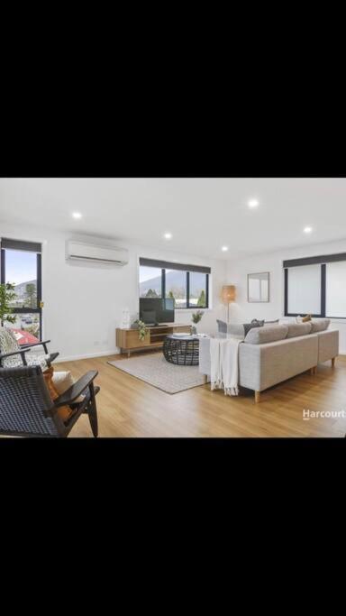 Spacious House Close To Hobart CBD WiFi And New Sony QLED Smart TV - Holiday Cairns 1