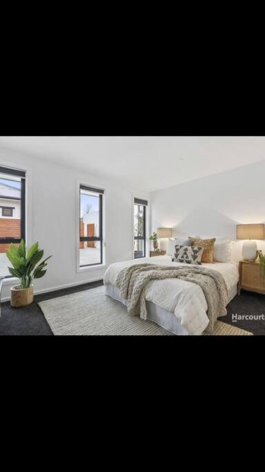 Spacious House Close To Hobart CBD WiFi And New Sony QLED Smart TV - Holiday Cairns 2