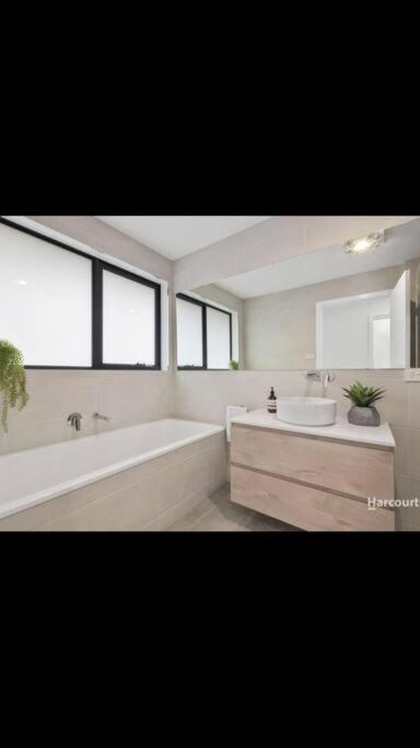 Spacious House Close To Hobart CBD WiFi And New Sony QLED Smart TV - Holiday Cairns 3