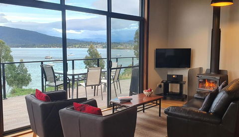 The Beach House- Private Jacuzzi And Wood Fire! - Holiday Cairns 2