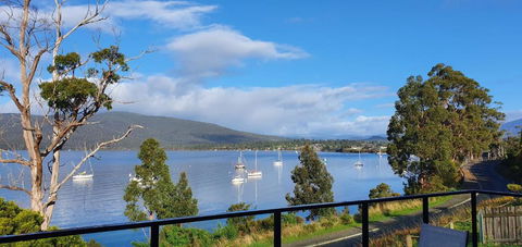 The Beach House- Private Jacuzzi And Wood Fire! - Holiday Cairns 3