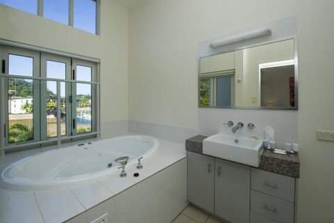 Beachside Apartment 14 - Holiday Cairns 2