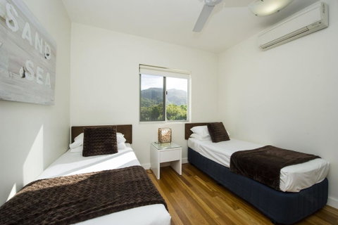 Beachside Apartment 14 - Holiday Cairns 1