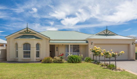 Beachside At Normanville - 7 Ronald Street - Holiday Cairns 1