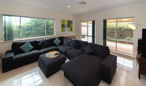 Beachside At Normanville - 7 Ronald Street - Holiday Cairns 0